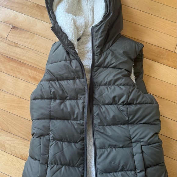 Hollister Vest with hood - Picture 4 of 4